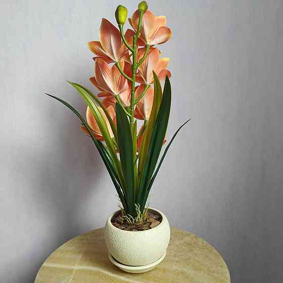 Штучна латексна орхідея цимбідіум у молочному керамічному кашпо помаранчева. Дніпро