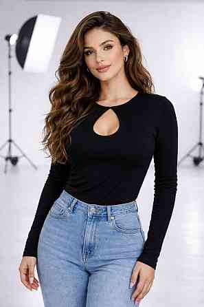 Стильний жіночий лонгслів батал з витонченим вирізом мікродайвінг Одеса