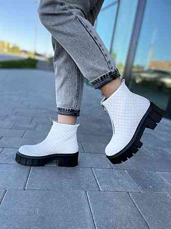 LIRIO Черевики жіночі LIRIO білі натуральна шкіра зима висота 12см розмір 39р. ( /91650) Коломия