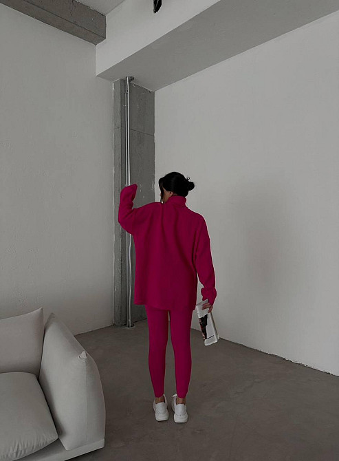 Женский прогулочный оверсайз костюм: свитер в рубчик оверсайз и лосины с эффектом утяжки вязка Малина Одесса - изображение 5