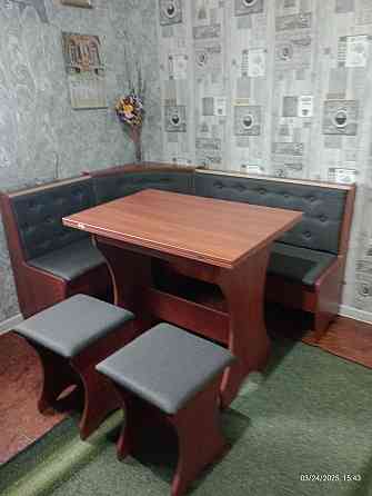 Маленький узкий обеденный кухонный уголок на кухню с раскладным столом и мягкими табуретками Яблоня Львов