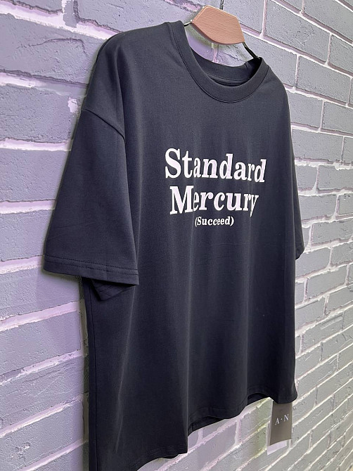 Футболка жіноча A-N 25007 оверсайз подовжена з написом принтом попереду one size, графіт, one size Київ - фото 7