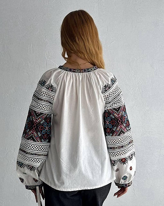 Женская современная вышиванка с разноцветной вышивкой 80% хлопок, 20% полиэстер. Белый, 50 Одесса - изображение 2