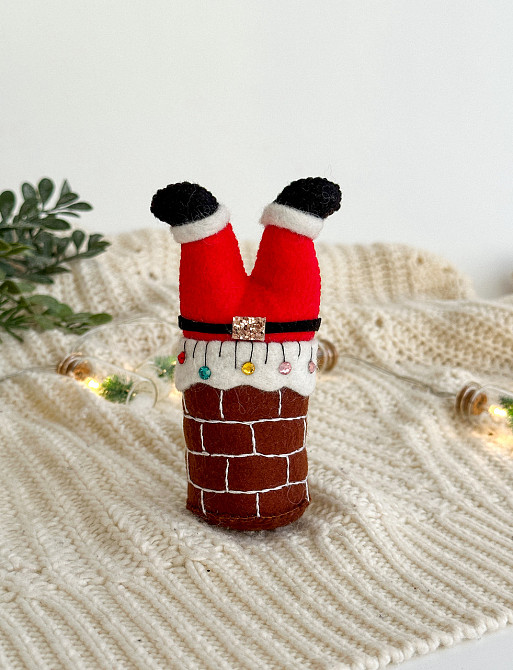 "Новорічна ялинкова прикраса з фетру ручної роботи - Санта застряг в димарі" Київ - фото 1