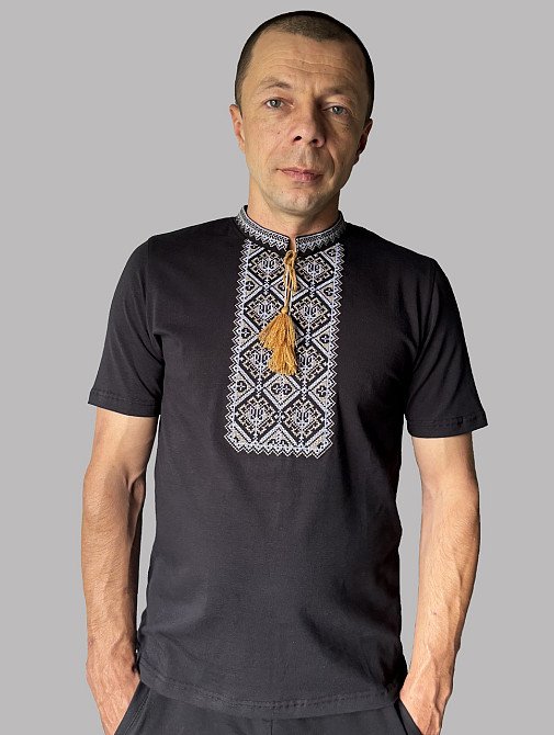 Чоловіча чорна Футболка вишиванка з тризубом в орнаменті Київ - фото 1