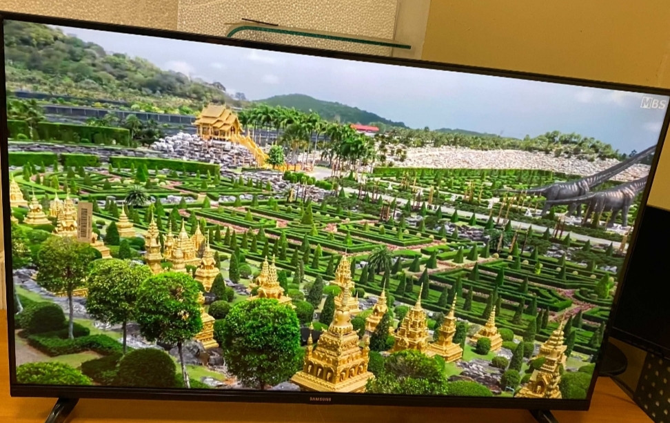 Телевизор: Samsung 4K Smart TV 42