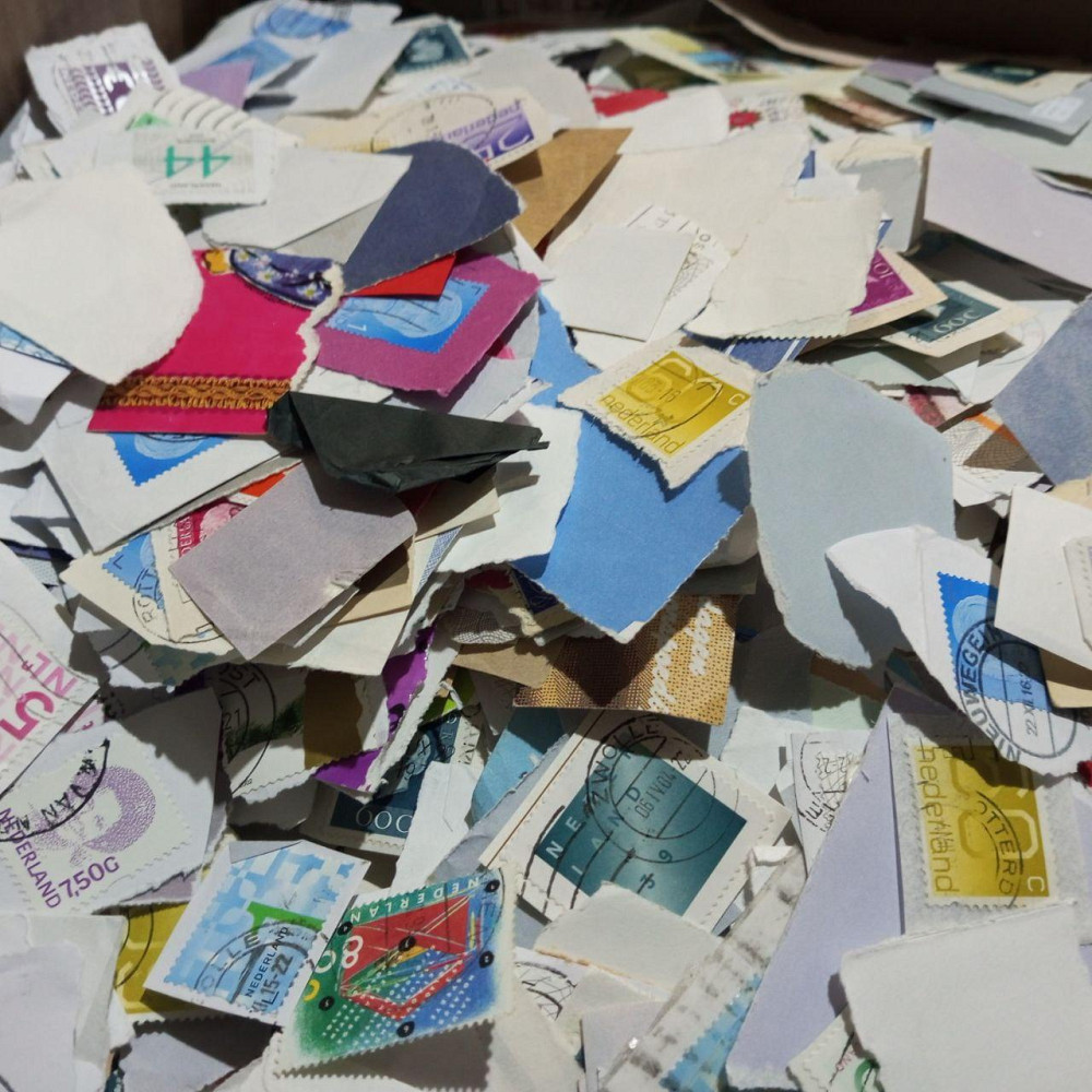 ГОРА МАРОК. Нидерланды. 1 килограмм ! Вырезка с конвертов (стандарт) 2 Полтава - изображение 1