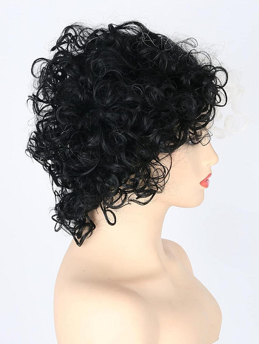 Коротка жіноча кучерява перука Круелла Де Віль Чорно-біла, термостійка, на Хелловін, косплей, корпоратив Topcosplay Київ - фото 2