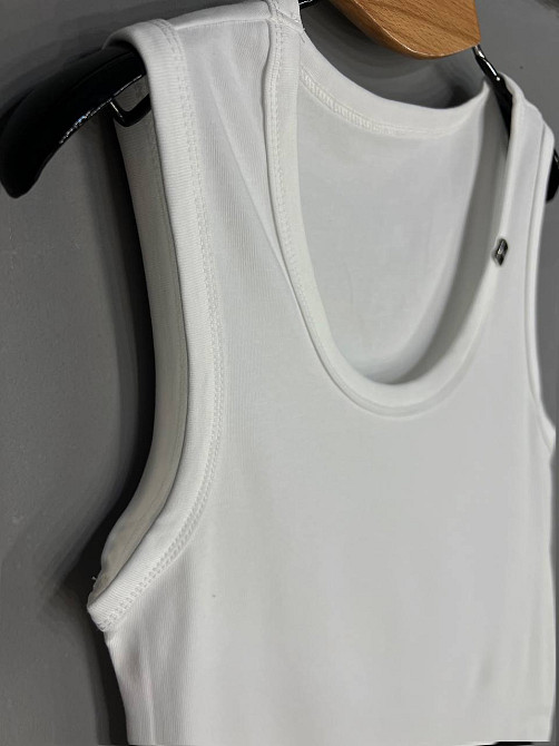 Майка женская A-N 25015 базовая трикотажная на широких бретелях с металлическим значком, белый, one size Киев - изображение 9