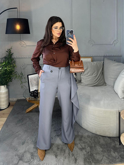 Женские прямые брюки с эффектным асимметричным запахом спереди из костюмной ткани Серый, 46/48 Одесса - изображение 4