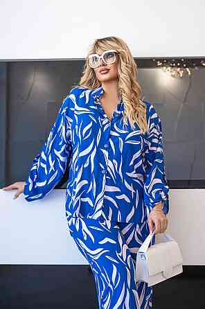 Свободный костюм с вырезом на спине 