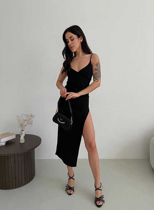 Женское черное силуэтное платье-бюстье в длине миди с привлекательным разрезом креп дайвинг Одесса - изображение 5