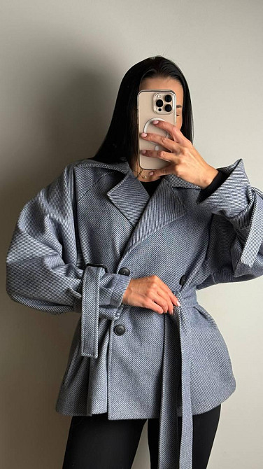 Женское трендовое пальто с двубортной застежкой на пуговицы и поясом Синий Одесса - изображение 1