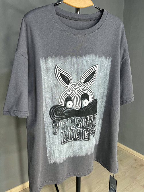 Футболка жіноча YIGOU 23 напис малюнок кролик оверсайз подовжена one size, графіт, one size Київ - фото 16