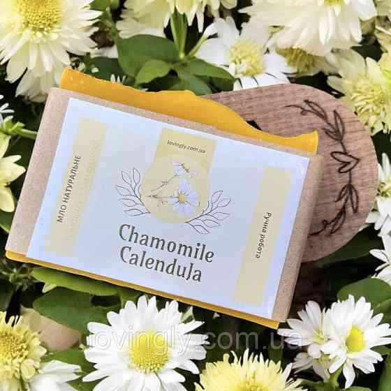 Натуральне мило ручної роботи з ефірною олією ромашки та календули на дерев’яній мильниці з акації Ірпінь