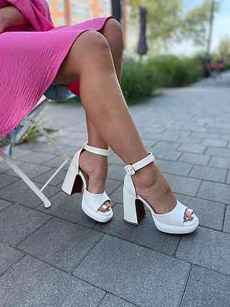 Meideli Модні жіночі босоніжки літні білі на товстому каблуці з відкритим носком з еко-шкіри ME Коломыя