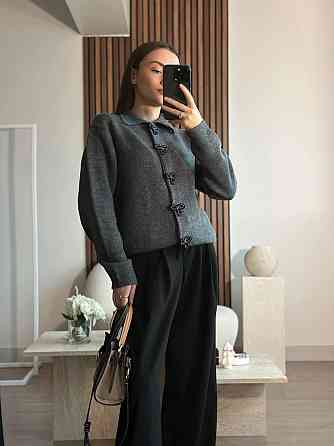 Жіночий укорочений кардиган із декоративними застібками у формі бантиків машинне в'язання Графіт Одеса