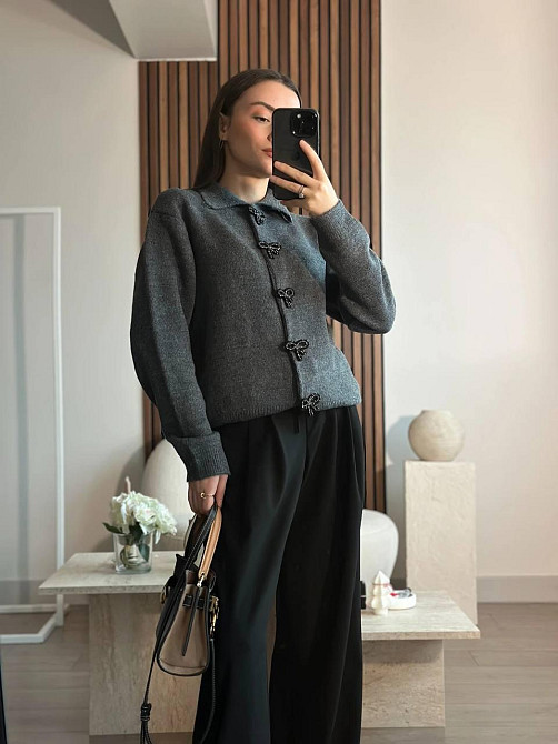 Жіночий укорочений кардиган із декоративними застібками у формі бантиків машинне в'язання Графіт Одеса - фото 5