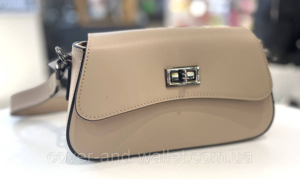 Пудрова жіноча сумочка з гладкої шкіри із клапаном на поворотному замку Virginia Conti Київ - фото 3