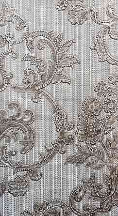 Обои виниловые на флизелине AdaWall Seyyah 1.06х10 вензеля завитки крупные структурные серебристые на сером Киев