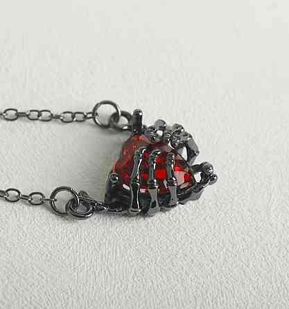 Кулон сердце с красным камнем и скелетной рукой готический подвеска на цепочке Киев