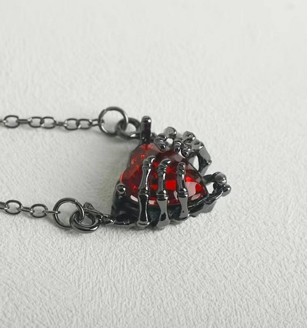 Кулон серце з червоним каменем та скелетною рукою готичний підвіска на ланцюжку Київ - фото 2