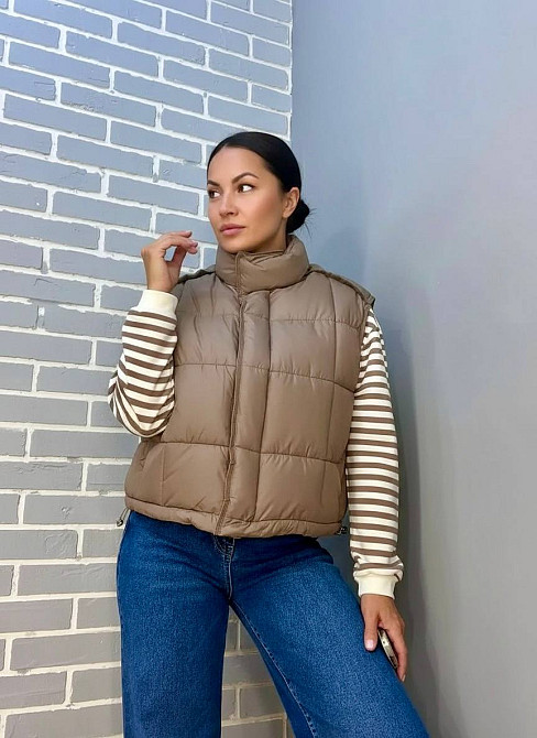 Жилетка женская Lady Yep 9039 стеганная короткая со вставкой из экокожи капучино, капучино, 46 Киев - изображение 19