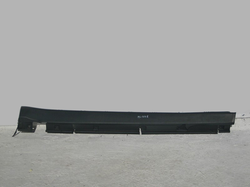 Mercedes-Benz  A1646900240 Порог пластиковий правий з напрямними ML W164 Одеса - фото 1