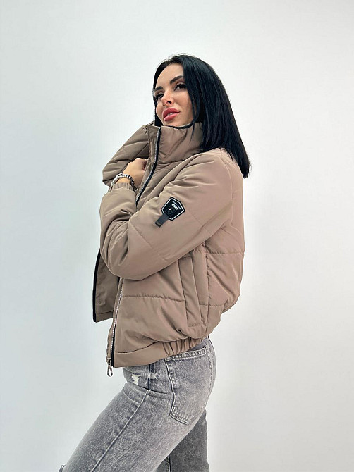 Демісезонна куртка з нашивкою "Ivi" оптом | Батал | Розпродаж моделі Київ - фото 2