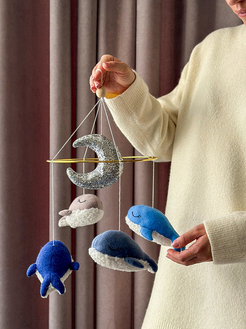 Дитячий мобіль на ліжечко для немовлят ручної роботи WooolyWool «Кити» Київ - фото 8