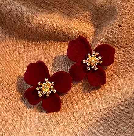 Серьги красные цветы бархатные женские пусеты с золотистой серединой праздничные 2.9 см Киев