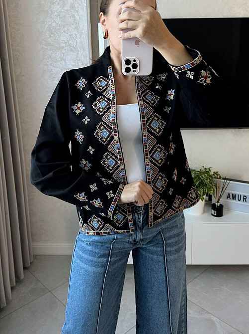 Женский стильный вышитый пиджак без застежки Черный Одесса - изображение 1