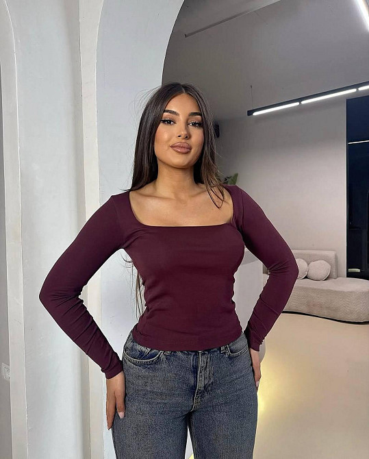 Жіночий базовий облягаючий лонгслів з квадратним вирізом трикотаж масло. Марсала Одеса - фото 1