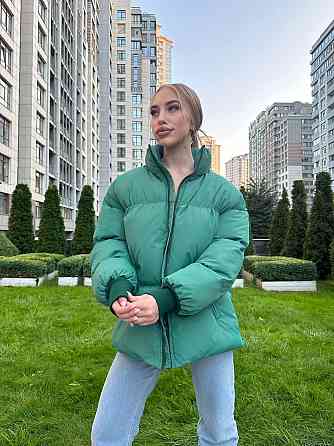 Зеленая теплая зимняя куртка пуховик с большими секциями и высоким воротником стойкой (пуффер), 42-46 Лубны