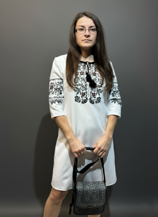 Женское белое вышитое платье с очаровательной цветочной черной вышивкой на рукавах Киев