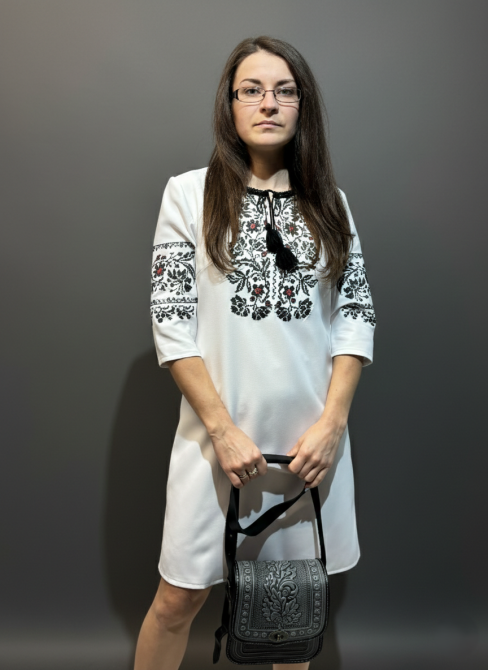 Жіноча біла вишита сукня з чарівною квітковою чорною вишивкою на рукавах Київ - фото 2