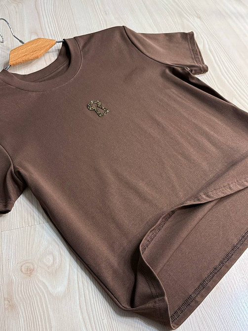 Футболка жіноча A-N 911-21 з аплікацією камінців силует замка базова one size, коричневий, one size Київ - фото 6