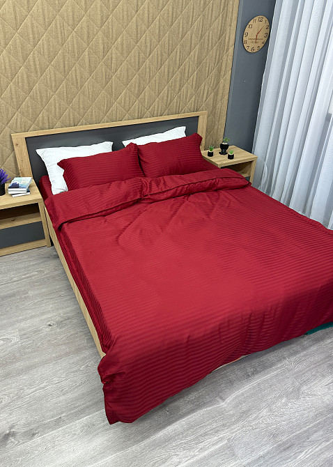 Комплект постільної білизни Страйп-сатин Сімейний з простирадлом на резинці 180х200х25, 2 підковдри 150х200, 2 наволочки 70х70 Червоний (88-225) Київ - фото 4