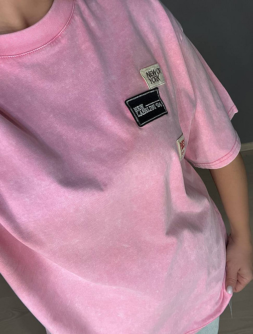 Футболка жіноча A-N 25012 подовжена оверсайз з нашивками патчами попереду one size, рожевий, one size Київ - фото 17