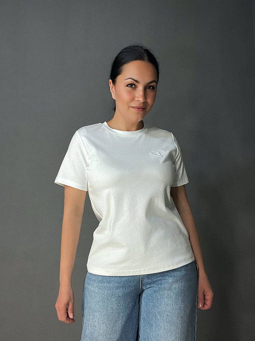 Футболка женская A-N 27040 базовая по фигуре с вышивкой сердце, белый, one size Киев - изображение 11