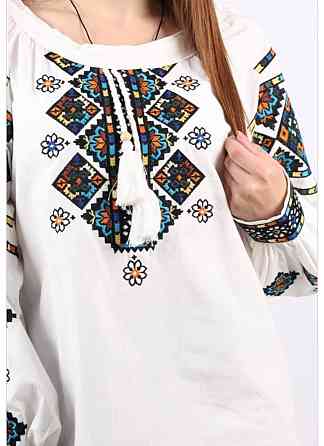 Жіноча біла вишиванка з різнобарвною вишивкою 80% бавовна, 20% поліестер. Одеса