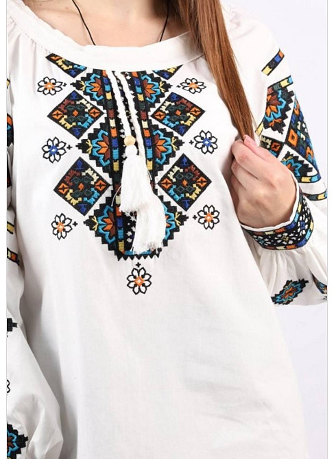 Женская белая вышиванка с разноцветной вышивкой 80% хлопок, 20% полиэстер. Одесса - изображение 3
