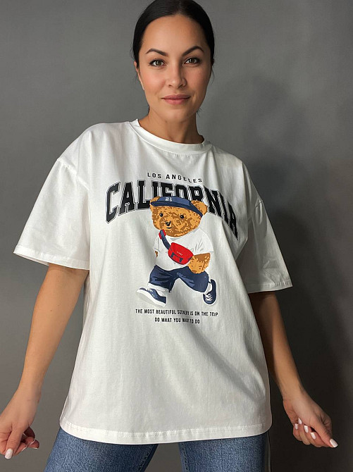 Футболка жіноча 25125 A-N оверсайз подовжена вільний крій з принтом ведмедик напис CALIFORNIA one size, білий, one size Київ - фото 9