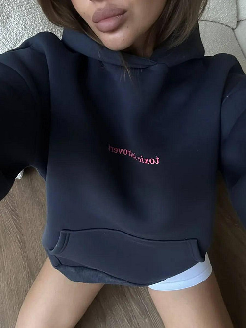 Женский теплый оверсайз с акцентной надписью спереди трехнить на флисе Графит Одесса - изображение 3