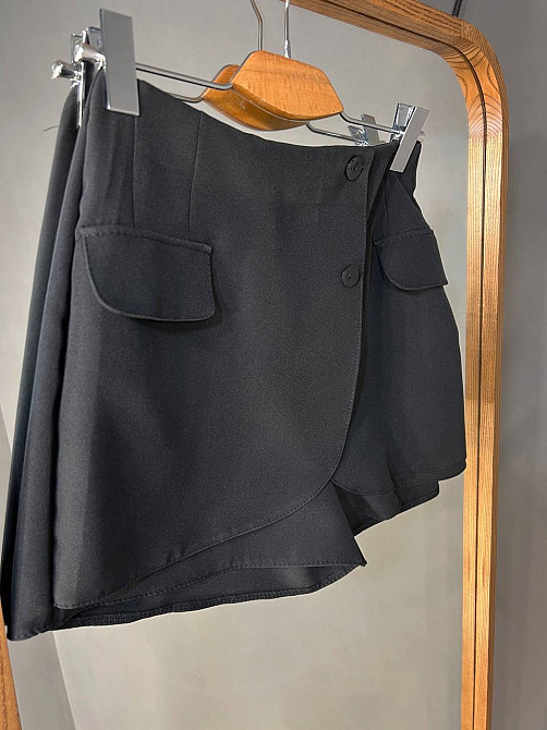 Шорти жіночі Ariadna 2426 короткі зі спідницею на запах попереду гудзики чорні, чорний, S Київ - фото 14