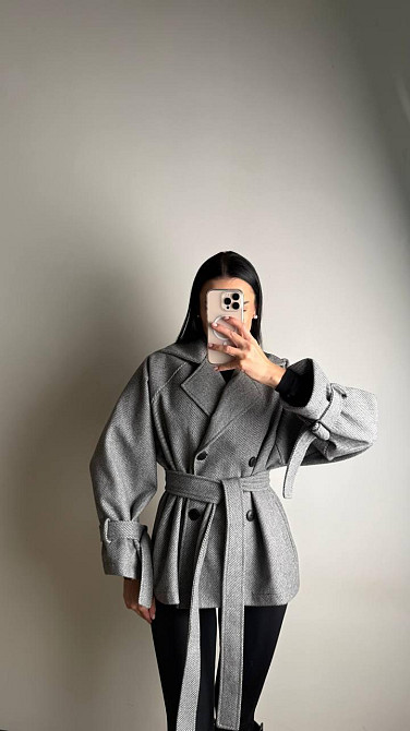 Женское трендовое пальто с двубортной застежкой на пуговицы и поясом Серый Одесса - изображение 7