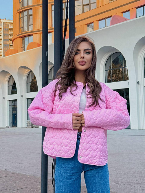 Женская повседневная куртка с сердечками на кнопках плащевка Лаке на силиконе Барби Одесса - изображение 8