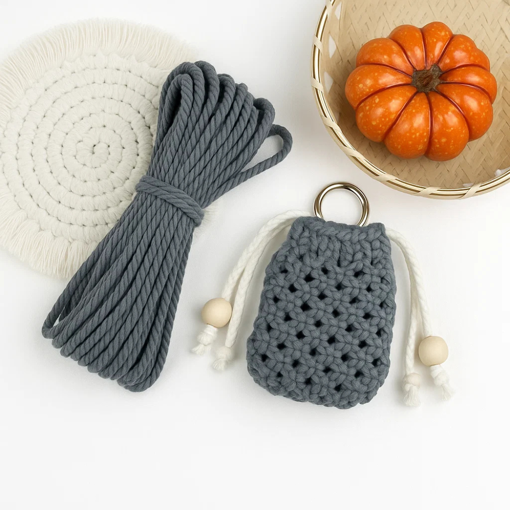 Набор макраме для ручного вязания чехла для наушников и аксессуаров 8х7 см серый для рукоделия и творчества Каменец-Подольский - изображение 1