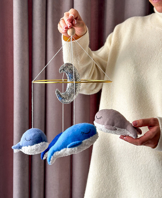 Дитячий мобіль на ліжечко для немовлят ручної роботи WooolyWool «Кити» Київ - фото 10