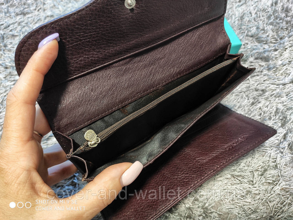 Коричневий жіночий гаманець із натуральної шкіри з хлястиком на кнопці Guxilai Київ - фото 4